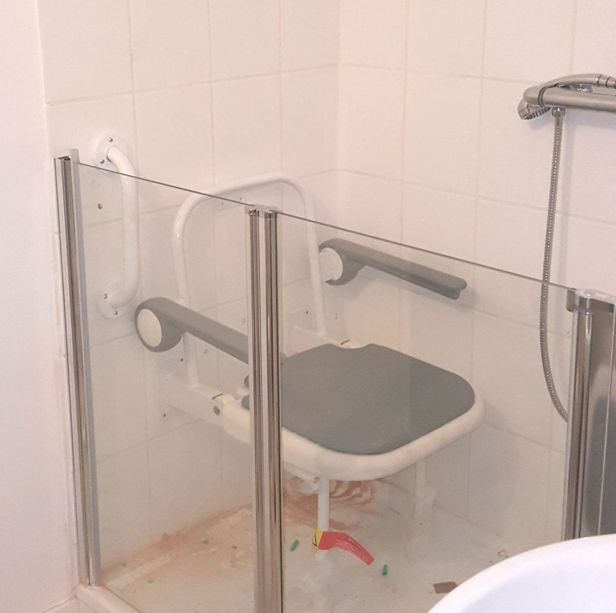 Élévateur de bain installé pour l'adaptation PMR