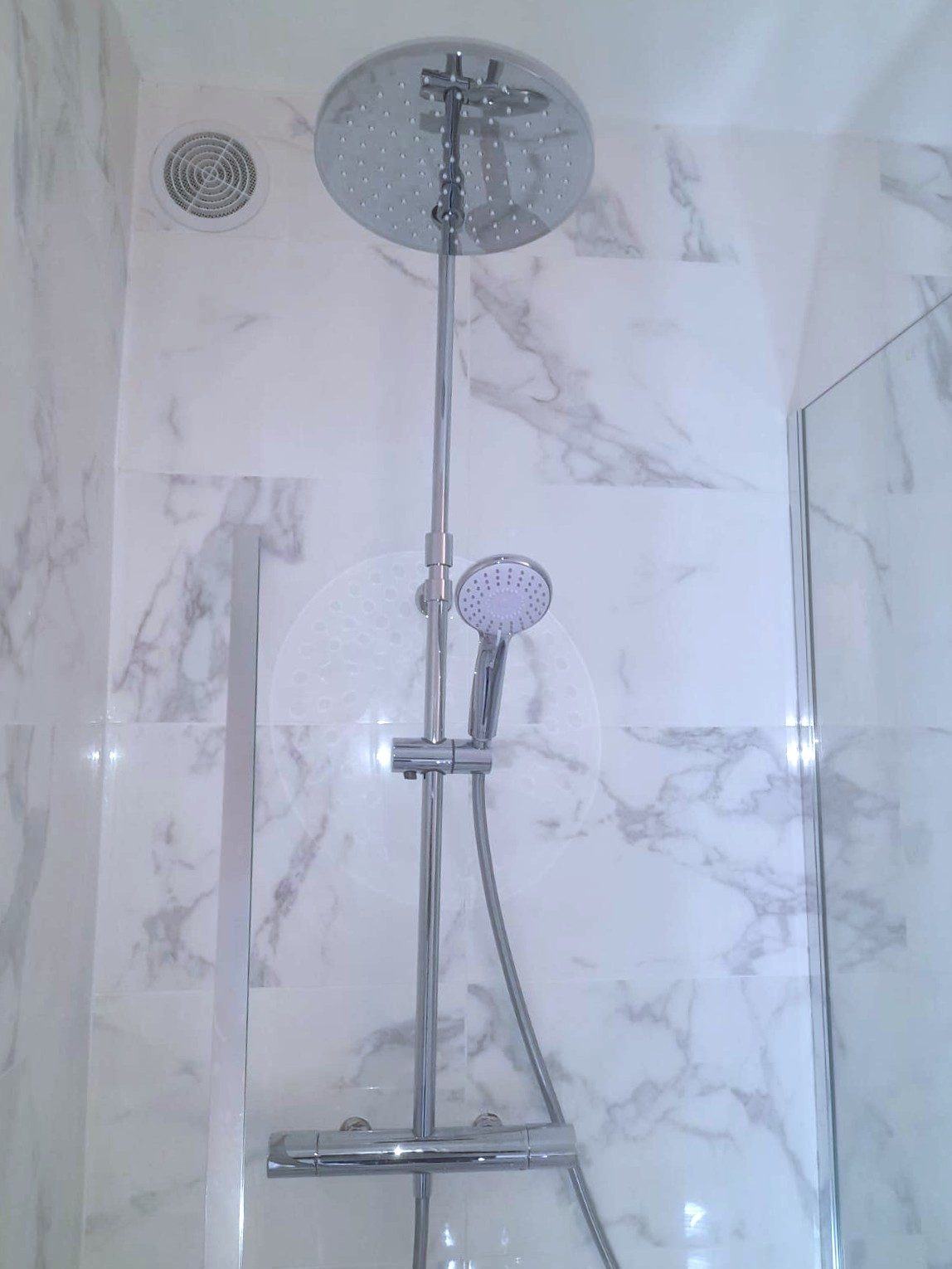 Rénovation de salle de bain avec carrelage mosaïque